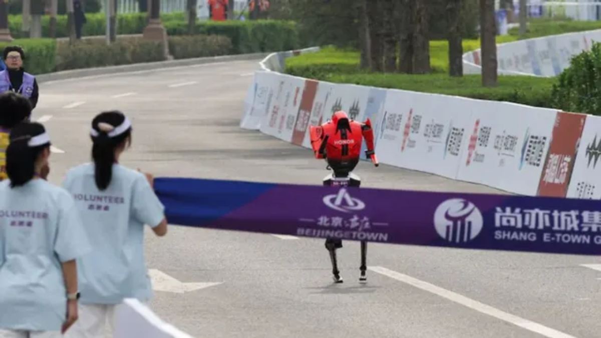 बीजिंग हाफ मैराथन में ह्यूमनॉइड रोबोट का दिखा जलवा, पहली बार इंसानों को पीछे छोड़ा