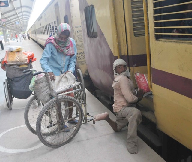 दिव्यागों को भी घर पहुंचने के लिए ट्रेन का सहारा
