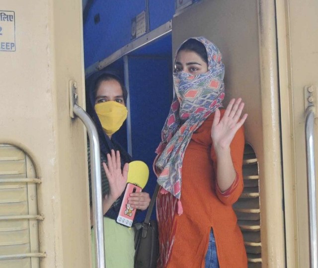 ऊधमपुर के लिए ट्रेन में रवाना हुए युवा