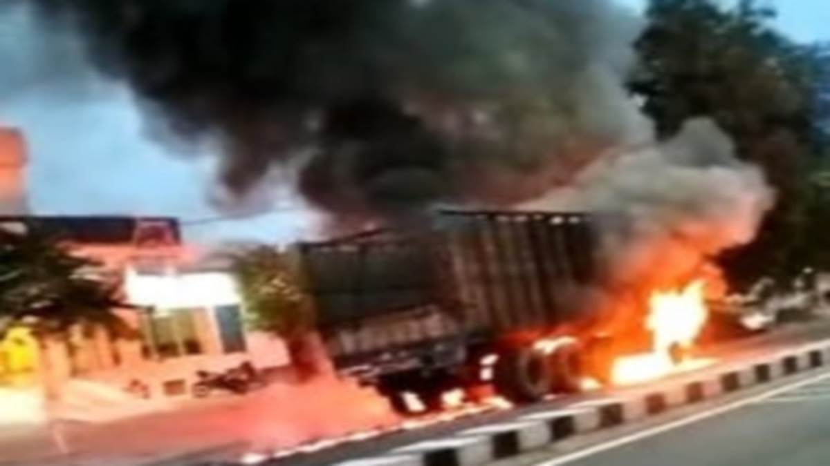 Narmadapuram News: चलते ट्रक में लगी आग, ड्राइवर-क्लीनर ने कूद कर बचाई जान