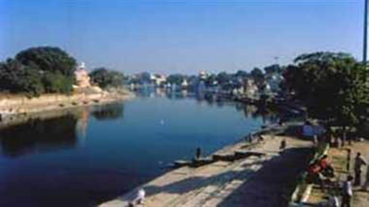 Ujjain News : पुत्र को डूबता देख पिता ने भी लगा दी शिप्रा नदी में छलांग, तैराकों ने दोनों को बचाया