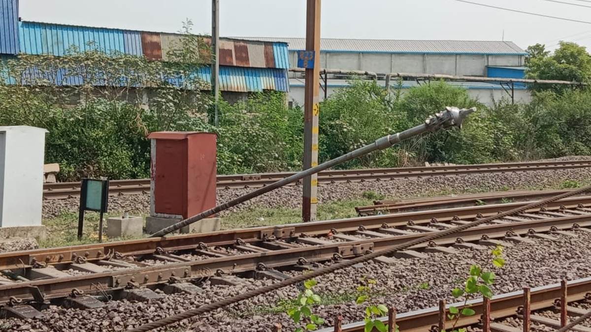 Raipur Railway Station पर बड़ा हादसा, शालीमार एक्सप्रेस के डिब्बों पर गिरा बिजली का पोल, मासूम समेत तीन यात्री घायल