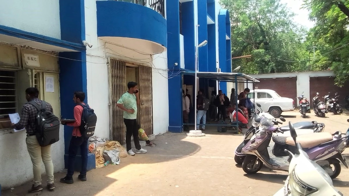 Chaos in MP Pharmacy Council Office, long queues for registration, officers are missing