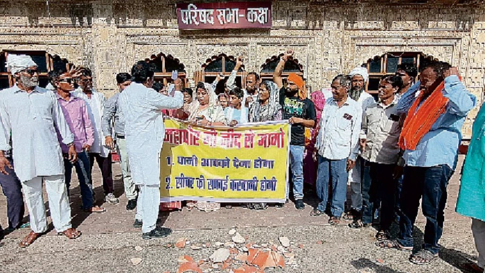 ग्वालियर में जलसंकट पर निगम परिषद में हंगामा, पार्षदों का धरना-प्रदर्शन, स्मार्ट सिटी इंजीनियरों पर भ्रष्टाचार के गंभीर आरोप