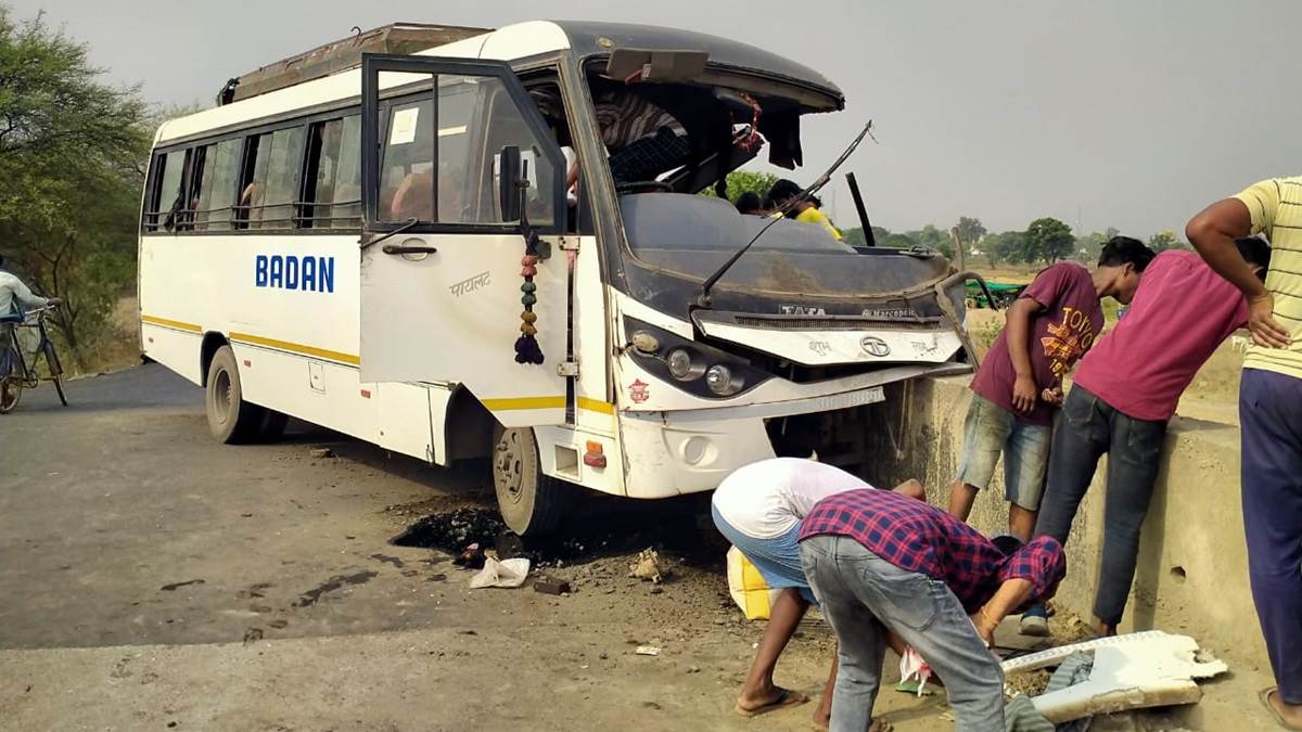 Accident in Raigarh: मोबाइल पर बात करते हुए बस चलाना पड़ा भारी, दर्रीडीपा रेलवे पुल में दुर्घटना,26 यात्री घायल 6 गंभीर