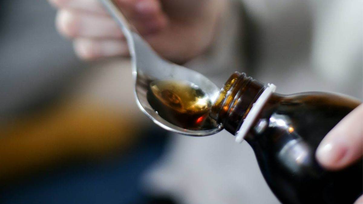 Health बहुत नुकसानदेह हो सकती है कफ सिरप लेने की आदत, जानें इसके गंभीर