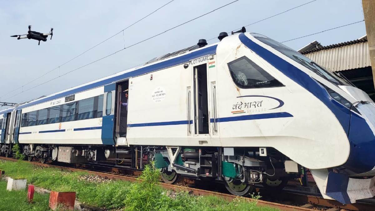 Vande Bharat Express: भोपाल पहुंचा वंदे भारत ट्रेन का रैक रानी कमलापति  स्टेशन से जबलपुर के लिए ट्रायल होगा पीएम मोदी दिखाएंगे हरी झंडी - Vande  Bharat Express ...