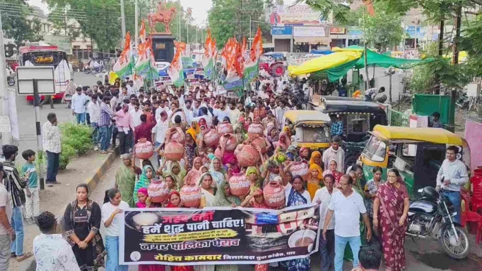साहब... हमें जहर नहीं, शुद्ध पानी चाहिए, नपा में फोड़े मटके, सीएमओ पर फेंका गंदा पानी, टीआई के सिर पर फूटा मटका