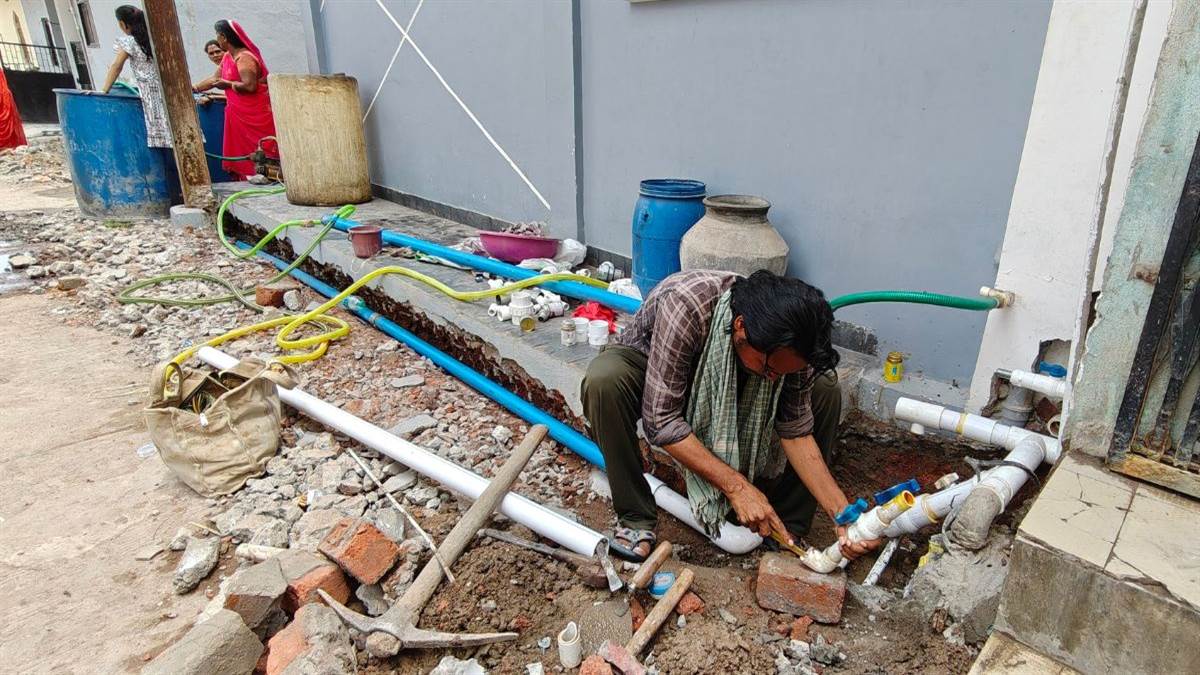 इंदौर में महावीर नगर के बाद अब नेहरू नगर में नलों से लगातार आ रहा दूषित और बदबूदार गंदा पानी