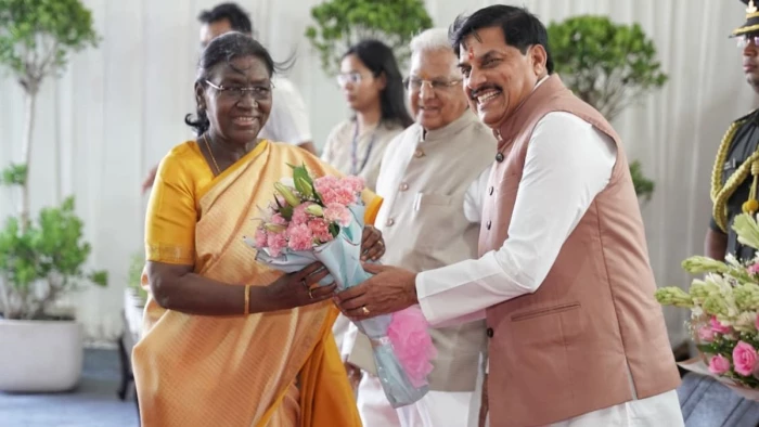 राष्ट्रपति द्रौपदी मुर्मु ने विश्व सिकल सेल दिवस पर एनीमिया उन्मूलन कार्यक्रम में प्रदर्शनी का किया अवलोकन