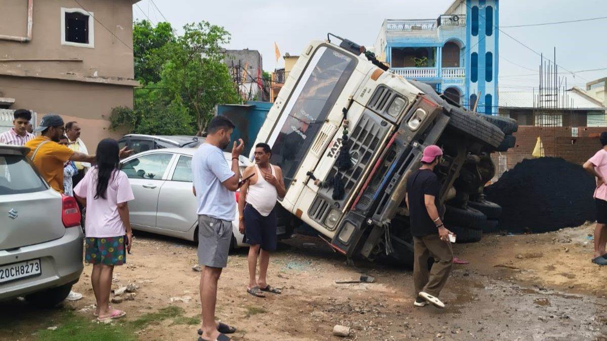 जबलपुर में डस्ट अनलोड करने पहुंचा हाइवा दो कारों पर पलटा, ड्राइवर वाहन छोड़कर भागा