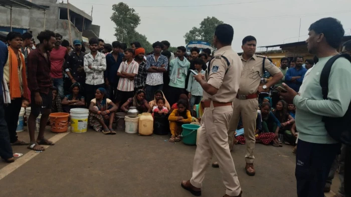 डिंडौरी में तीन माह से नल जल योजना बंद, ग्रामीणों ने किया अमरकंटक हाईवे पर चक्का जाम