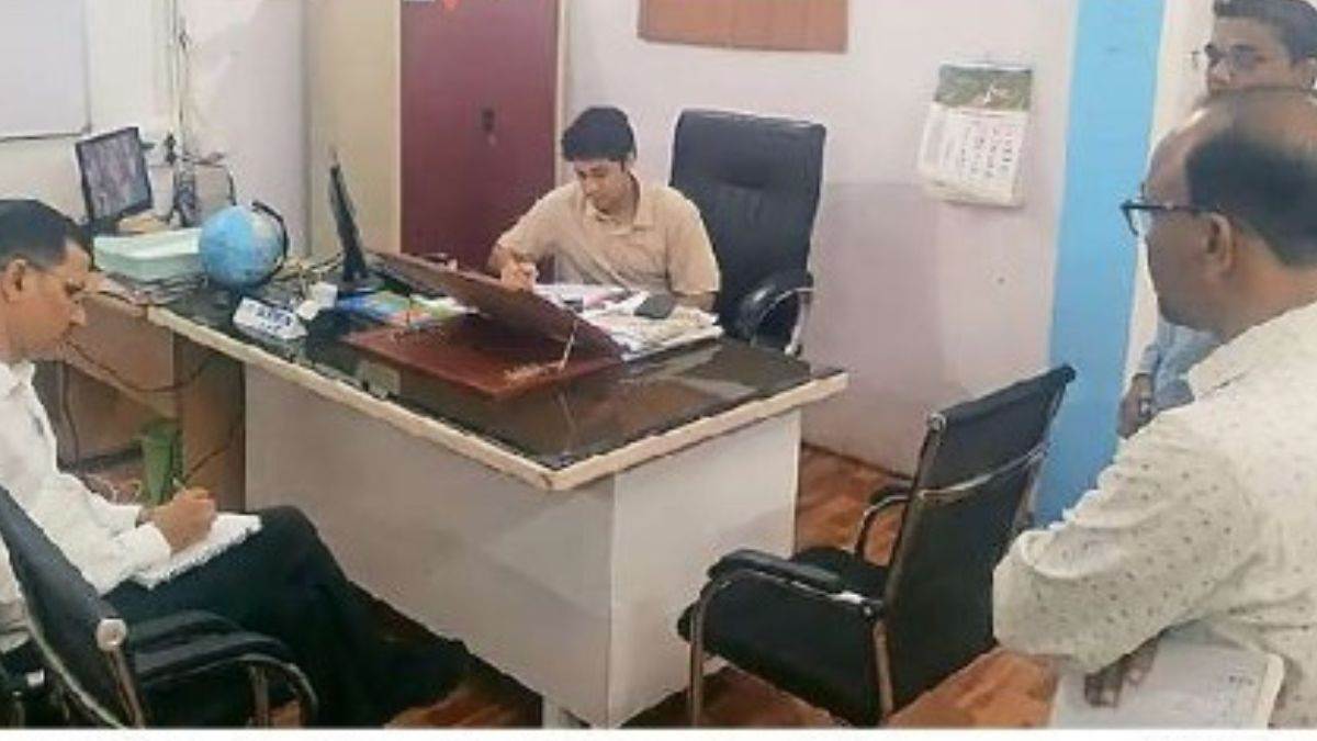 शिक्षा अधिकारी को झूठ बोलना पड़ा भारी, कलेक्टर ने 1 मिनट में खोली पोल, अब...