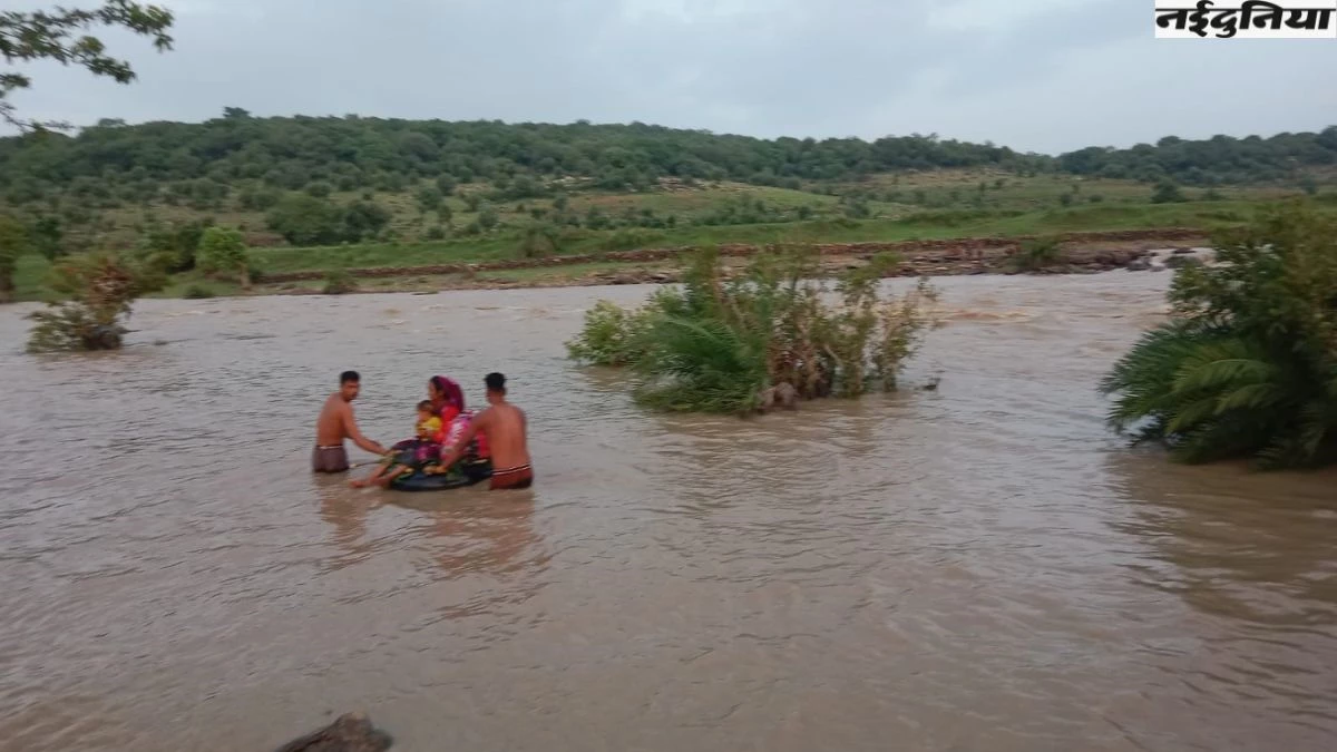 उफान पर सिंध नदी… बारिश के सीजन में ट्यूब बना एम्बुलेंस, बच्चे की बचाई जान