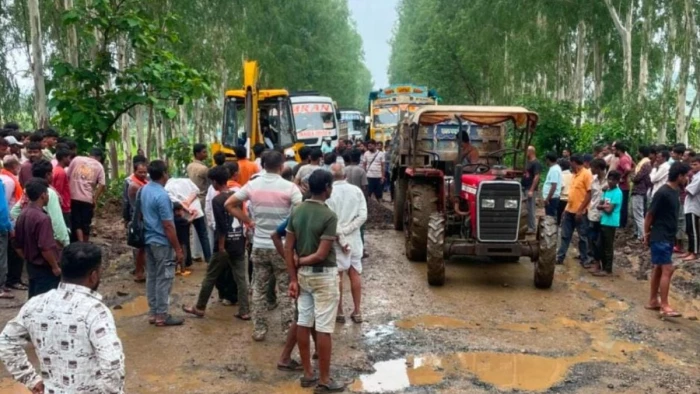 डिंडौरी में जबलपुर-अमरकंटक नेशनल हाईवे पर गड्ढे में फंसे बस-ट्रक के पहिए, आवाजाही रुक गई