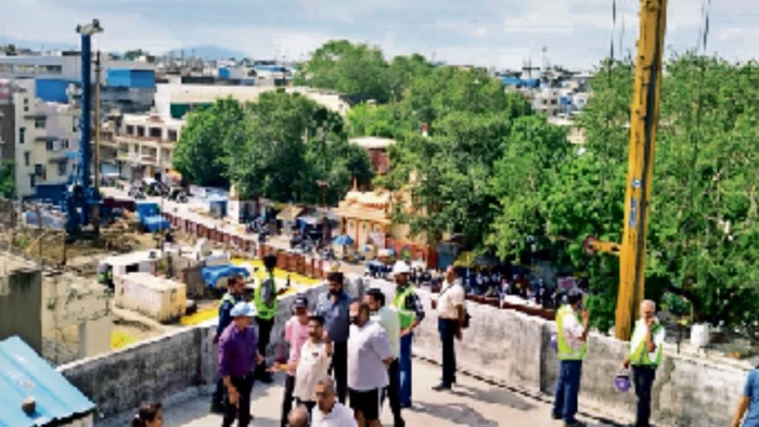 मेट्रो की टीम ने मापा कंपन, मानक से कम मिली तीव्रता, स्टेशन निर्माण के दौरान रहवासियों ने किया था विरोध मेट्रो की टीम ने मापा कंपन, मानक से कम मिली तीव्रता, स्टेशन निर्माण के दौरान रहवासियों ने किया था विरोध