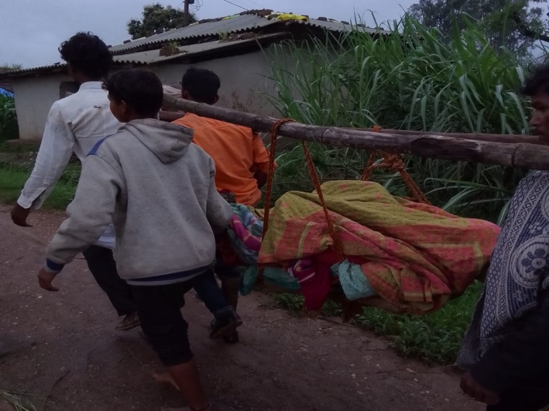 Betul News: प्रसूता की बिगड़ी हालत, बल्‍लियों पर लटकाकर 03 किमी पैदल चले ग्रामीण, तब मिला अस्‍पताल पहुंचने का साधन