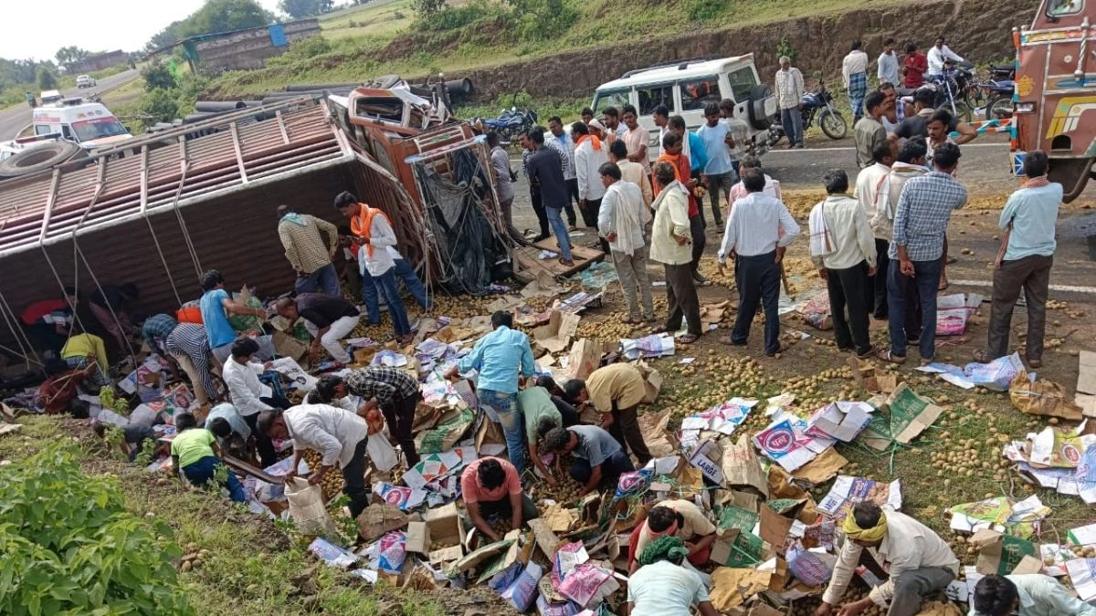 ट्राले से भिड़ंत के बाद पलटा ट्रक... सड़क पर बिखरे चीकू लूटने दौड़े लोग