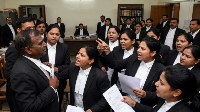 सावन उत्सव में रायपुर की महिला वकीलों के थिरकने पर की टिप्पणी, मचा बवाल, जमकर हंगामा