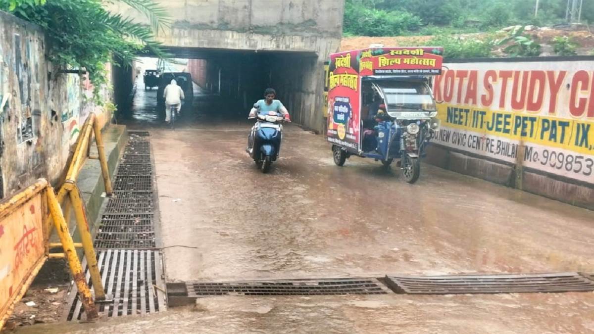लंबे इंतजार के बाद खुला मौर्या-चंद्रा टाकीज अंडरब्रिज, हालत वही ढाक के तीन पात, परेशान होते रहे लोग