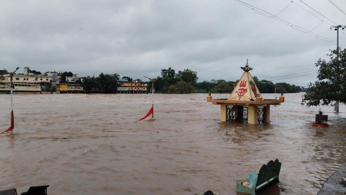 MP: डिडौरी में बारिश से बढ़ा नर्मदा का जलस्तर, घाट में स्थित मंदिर डूबे, पिछले 24 घंटे में 32 मिमी वर्षा दर्ज