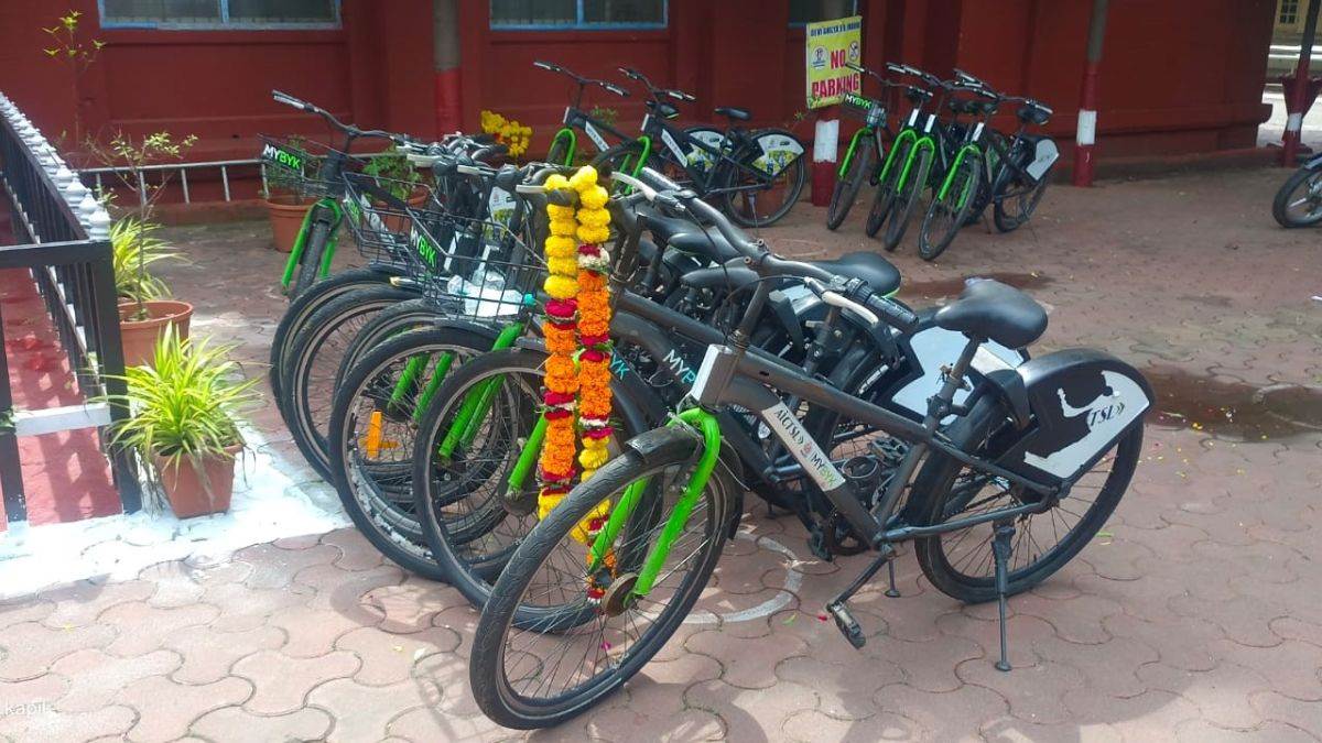 डीएवीवी में छात्रों ने तोड़ा मेनगेट, छात्रसंघ चुनाव की मांग