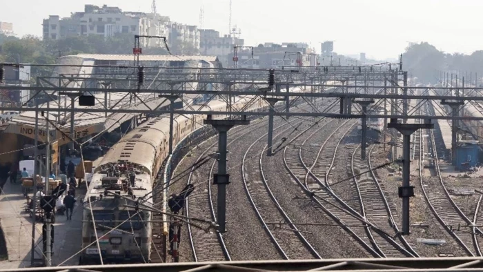 CAG रिपोर्ट में 54 रेलवे स्टेशन कसौटी पर खरे उतरे, इंदौर शहर भी शामिल, भोपाल-जबलपुर में मिली कमियां