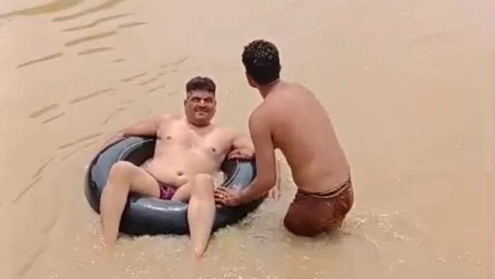 भिंड में बच्चों को पढ़ाने के लिए ट्यूब से नाला पार करने को मजबूर शिक्षक, 'ई अटेंडेंस' सिस्टम हटाने की मांग की