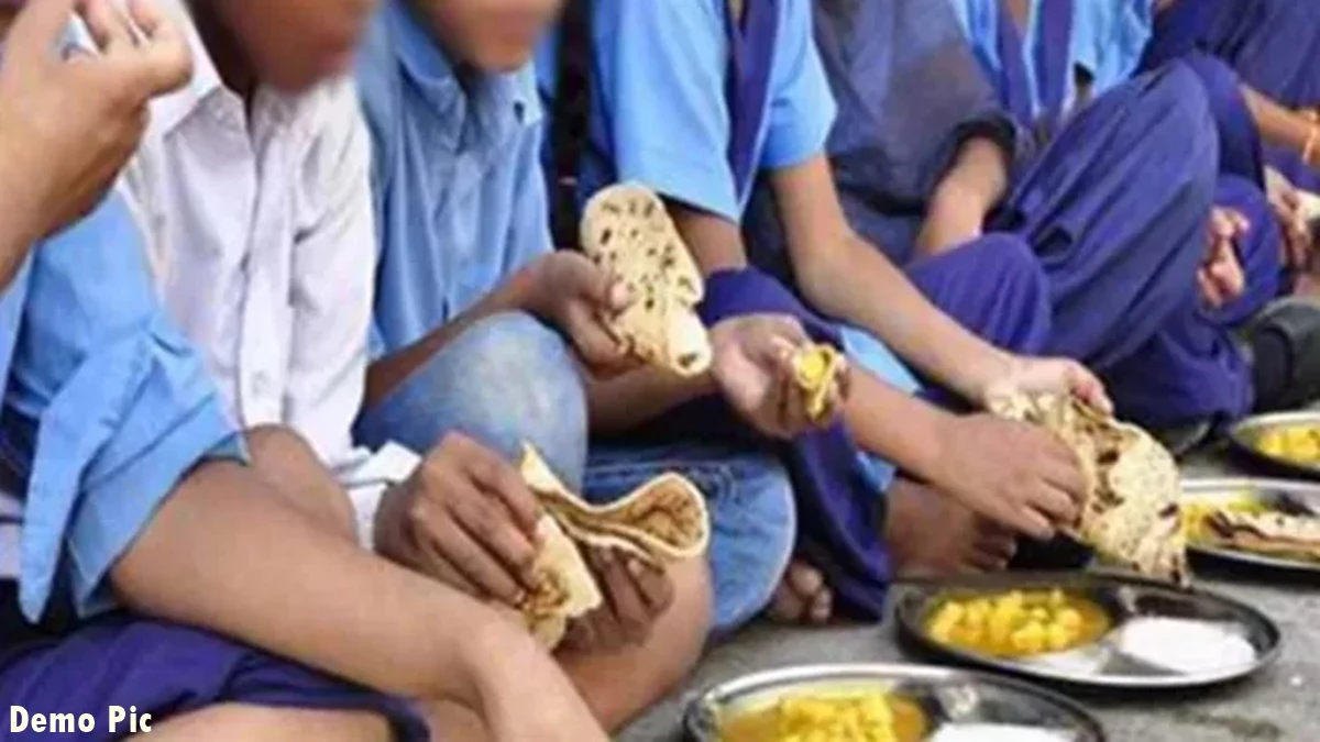 पीएमश्री स्कूल में मध्याह्न भोजन की सब्जी में आलू ढूंढते रहे ऊर्जा मंत्री, दाल भी पानी-पानी