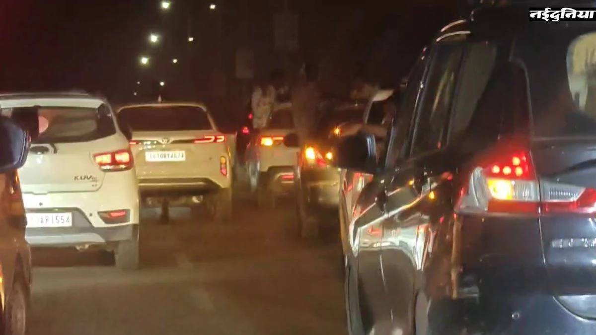कार की खिड़की से बाहर निकलकर सड़क पर हुड़दंग कर रहे थे युवक, पुलिस ने जब्त की 18 गाड़ियां