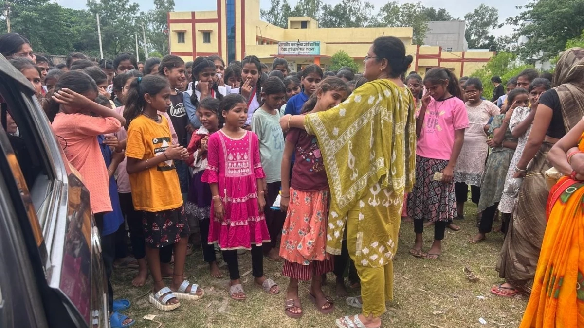 Guna: "मैडम, आप मत जाओ..." वार्डन की विदाई पर फूट-फूटकर रो पड़ीं छात्रावास की छात्राएं