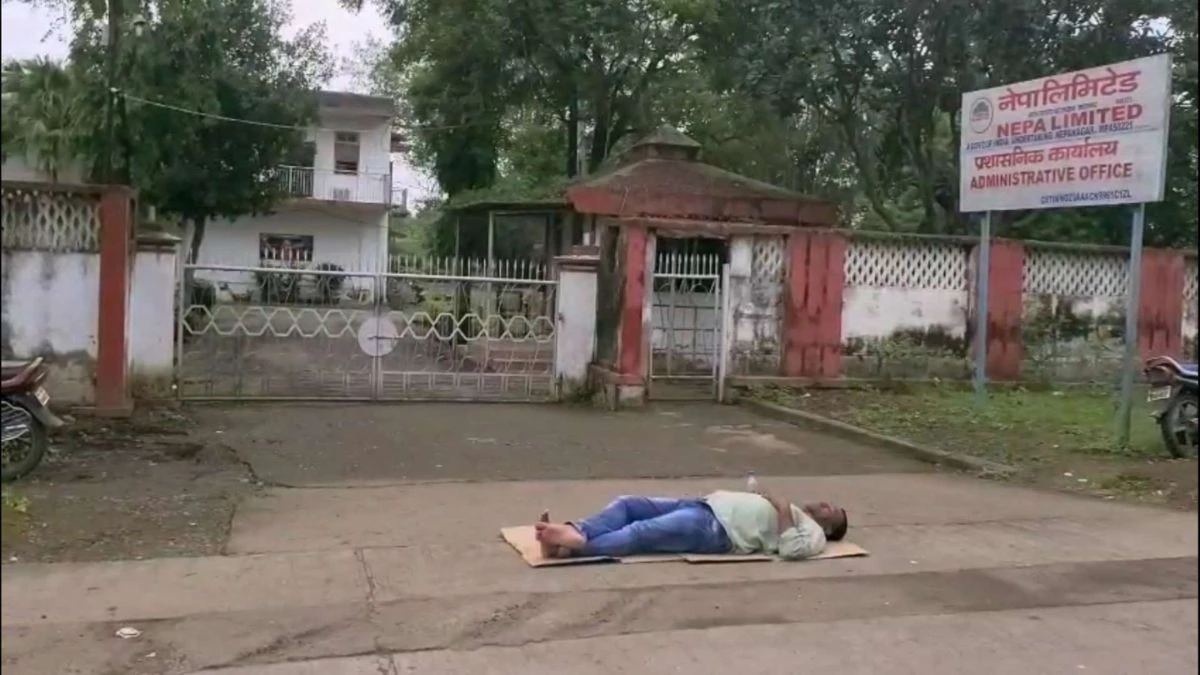 Burhanpur: नेपा मिल के पूर्व CMD चोखानी पर 46 लाख की धोखाधड़ी का आरोप, इंदौर के कारोबारी ने अनोखे अंदाज में जताया विरोध
