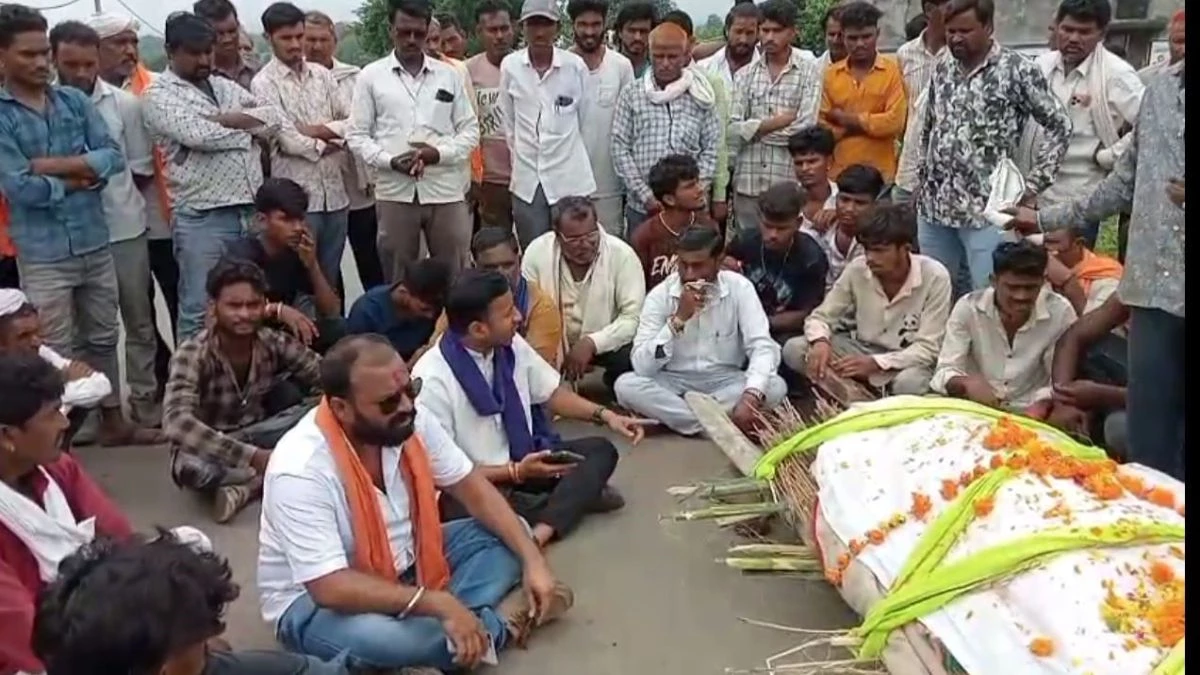 बुरहानपुर में युवक की संदिग्ध मौत पर बवाल, सड़क पर शव रखकर 4 घंटे किया प्रदर्शन, सपोर्ट में भीम सेना भी पहुंची