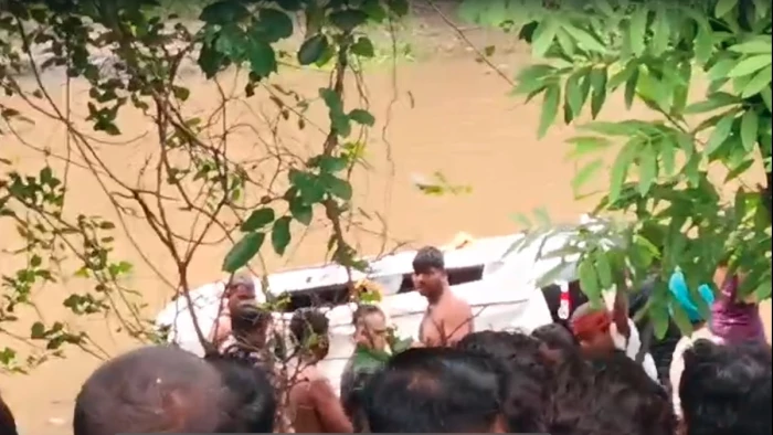 MP के नलखेड़ा में बगलामुखी मंदिर के पास नाले में बही कार, ओडिशा से आए 8 श्रद्धालुओं की मौत