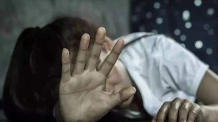 इंदौर में नाबालिग से दुष्कर्म : चार्जर मांगने के बहाने कमरे में ले जाकर की घिनौनी हरकत, तबीयत खराब होने पर खुली पोल