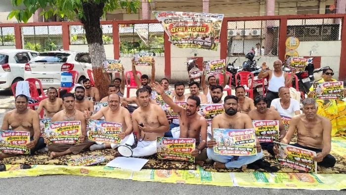 इंदौर में अहिल्या पथ के विरोध में किसानों का प्रदर्शन जारी, जमीन की बिक्री पर रोक हटाने की मांग