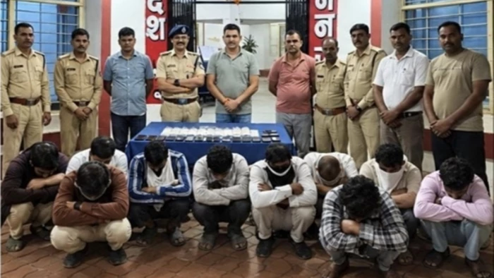 देवास जिले के जंगल में फॉरेस्ट चौकी के पास चल रहा था जुए का अड्डा, 12 जुआरियों से 5.50 लाख रुपये जब्त