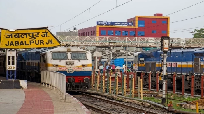 अब खंडवा में भी रुकेगी जबलपुर-पुणे एक्सप्रेस ट्रेन, कल से शुरू होगा ठहराव, रेल कनेक्टिविटी से यात्रियों को मिलेगा लाभ
