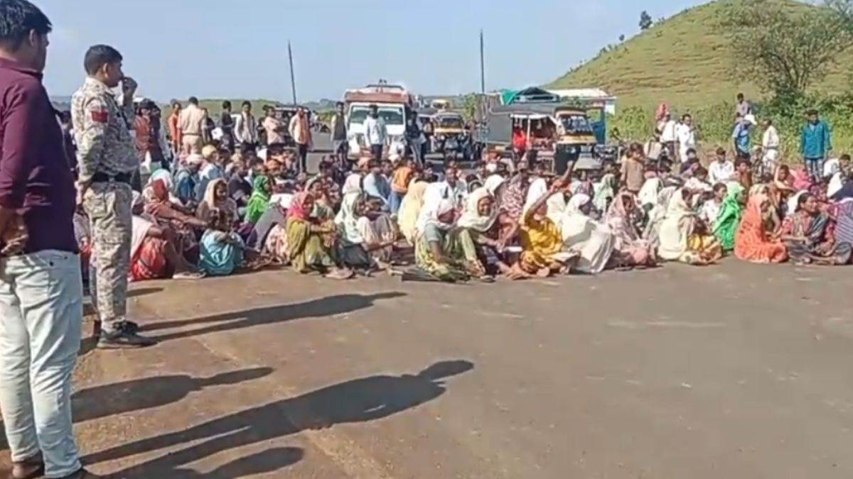 डिंडौरी के ग्राम जल्दा मुड़िया के ग्रामीणों का चक्का चाम, सड़क के डामरीकरण को लेकर किया प्रदर्शन, मौके पर पहुंचे अधिकारी