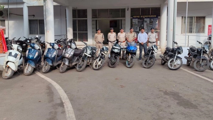 जबलपुर में वाहन लूटने वाले दो गिरोह का पर्दाफाश, सात आरोपी गिरफ्तार, 13 बाइक और पांच मोबाइल समेत 15 लाख रुपए का सामान बरामद