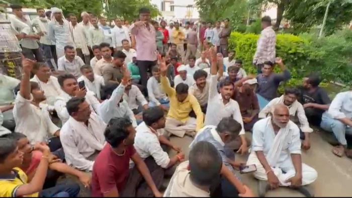 खंडवा में युवक की मौत के बाद बवाल : ग्रामीणों ने घेरी पुलिस चौकी, साक्ष्य मिटाने के लगाए आरोप