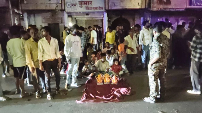 खरगोन में पहले अभद्रता के आरोप, फिर एसआई से उठवाई प्रतिमा, करवाई आरती, राजमार्ग तक पहुंचा गणेश पंडाल में शुरू हुआ हंगामा