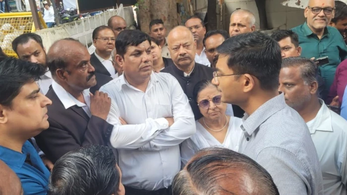 महू में न्यायालय के गेट पर प्रॉपर्टी ब्रोकर पर दराते से जानलेवा हमला, तीन बीघा जमीन को लेकर चल रहा विवाद