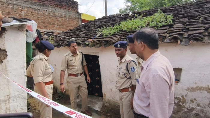 दमोह में खूनी वारदात: पति ने पत्नी और तीन मासूम बच्चों को कुल्हाड़ी से काटकर पूरे परिवार को मार डाला
