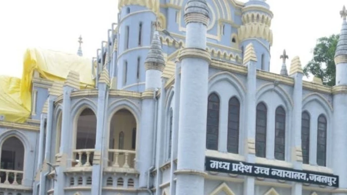 देशी शराब टेंडर विवाद में सात कारोबारियों की याचिका खारिज, हाई कोर्ट ने सीसीआई जांच से रोक हटाई