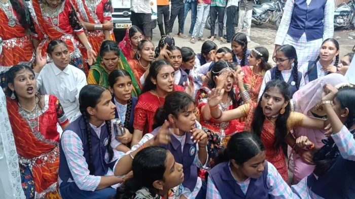 उज्जैन में बालरंग समारोह की स्पर्धा का स्थान बदलने से छात्राएं हुईं नाराज, विरोध प्रदर्शन कर जताया गुस्सा