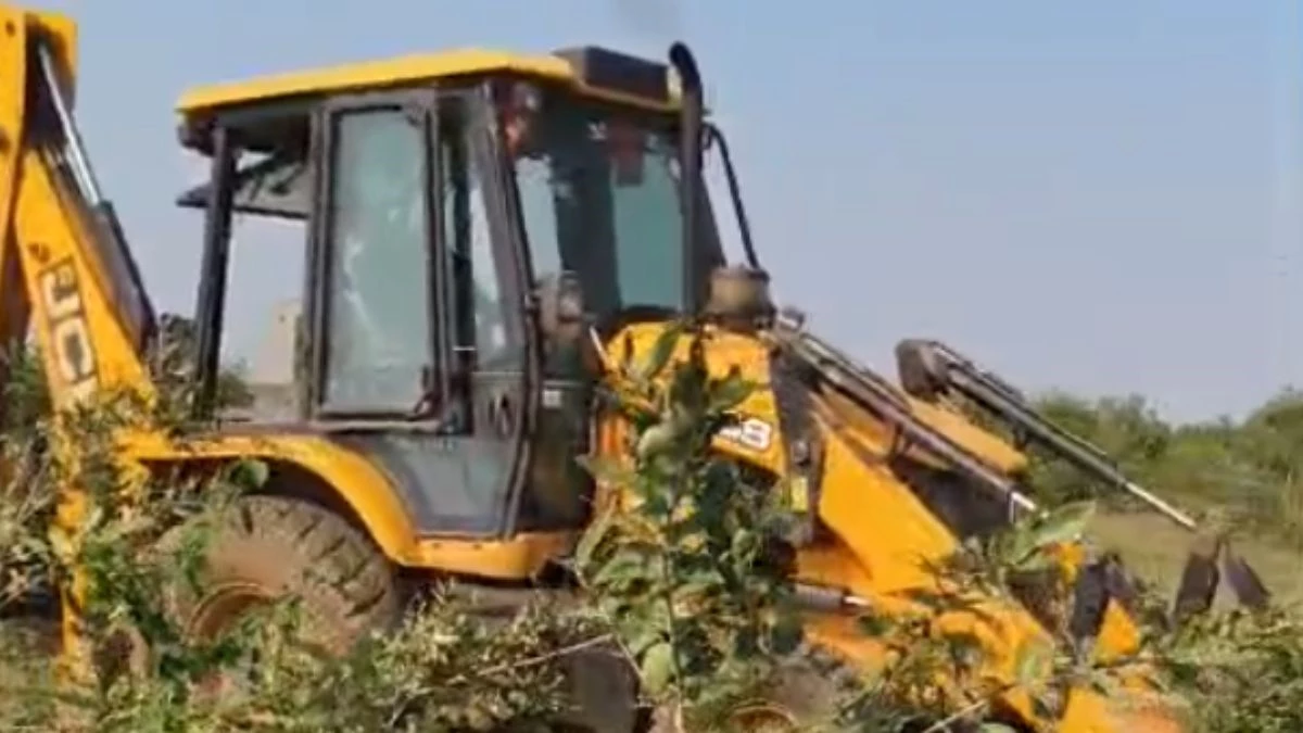 MP में चला बुलडोजर... आदिवासियों के आशियाने उजड़े, बाबाओं का सैकड़ों एकड़ पर ‘कानूनी’ कब्जा!