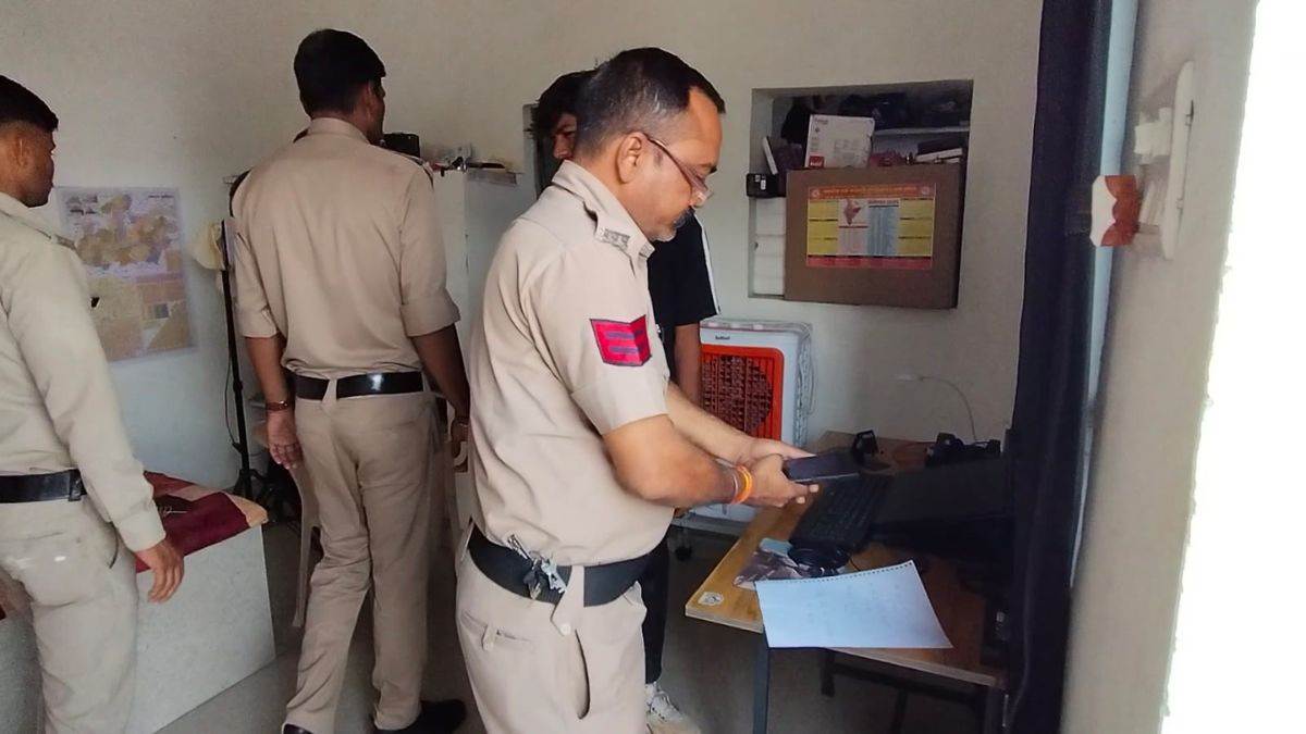 'पापा मुझे माफ कर दो, अब मुझसे नहीं रहा जा रहा', शिवपुरी में पोस्टमैन ने किराए के कमरे में लगाई फांसी