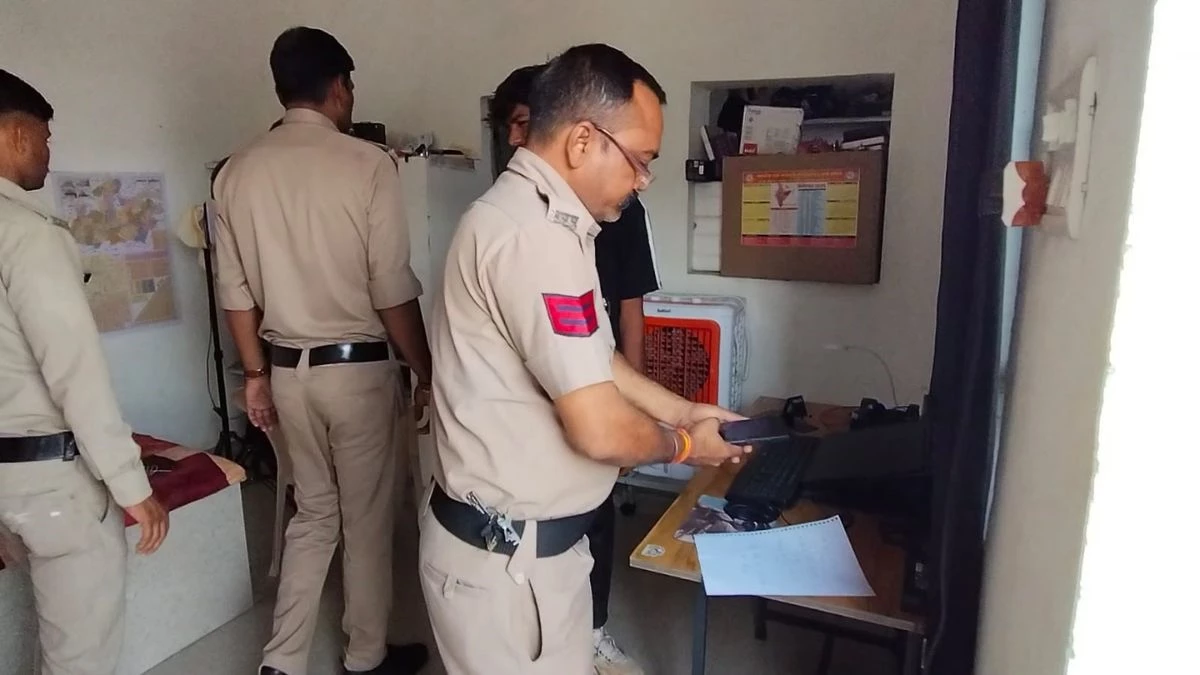 'पापा मुझे माफ कर दो, अब मुझसे नहीं रहा जा रहा', शिवपुरी में पोस्टमैन ने किराए के कमरे में लगाई फांसी