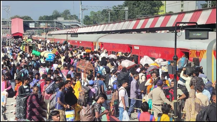 Gwalior रेलवे स्टेशन पर भीड़ नियंत्रण की कवायद, बनाया गया हेल्प डेस्क, नई ट्रेनें भी चलेंगी
